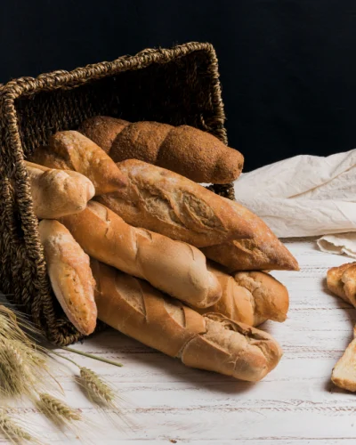 Variedad de productos de panadería en vitrina Variedad de productos de panadería en vitrina