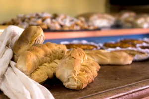 Pan recién hecho saliendo del horno artesanal